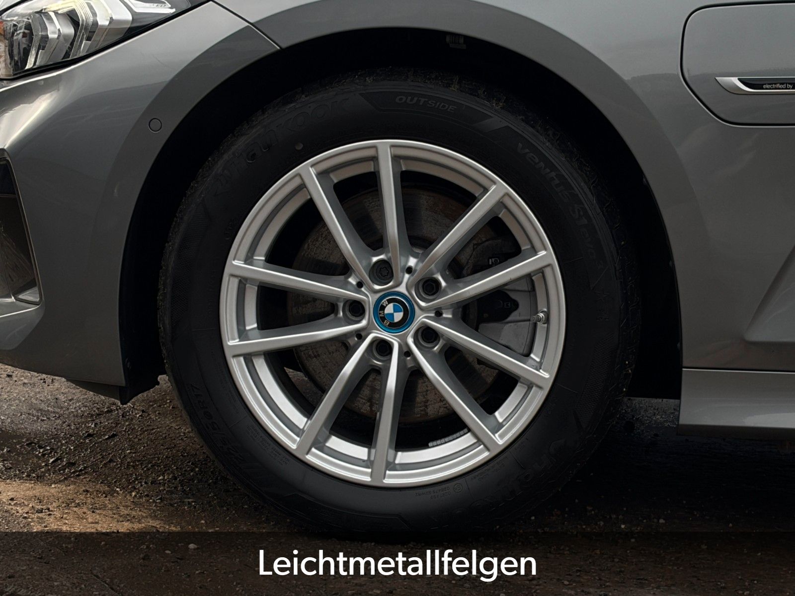 Fahrzeugabbildung BMW 330e Touring ACC HuD HiFi CAM Navi LED CarPlay