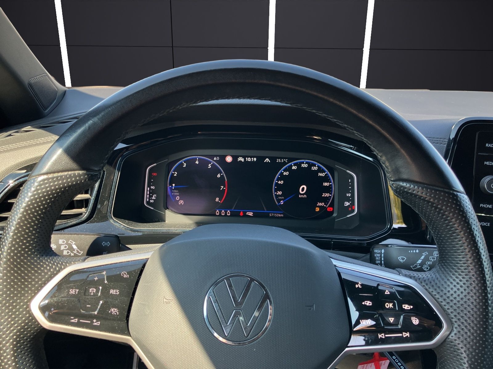 Fahrzeugabbildung Volkswagen T-Roc R-Line Matrix Navi ACC AHK SHZ