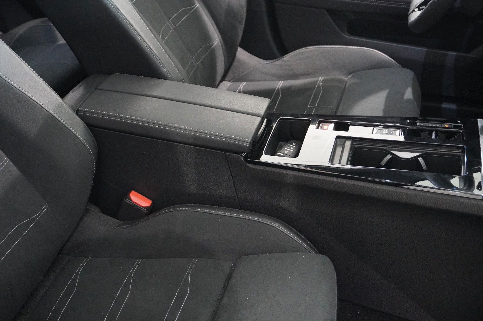 Fahrzeugabbildung Opel Astra L Lim. 1.2T GS LINE NAVI/LED/360°/PANO/HUD