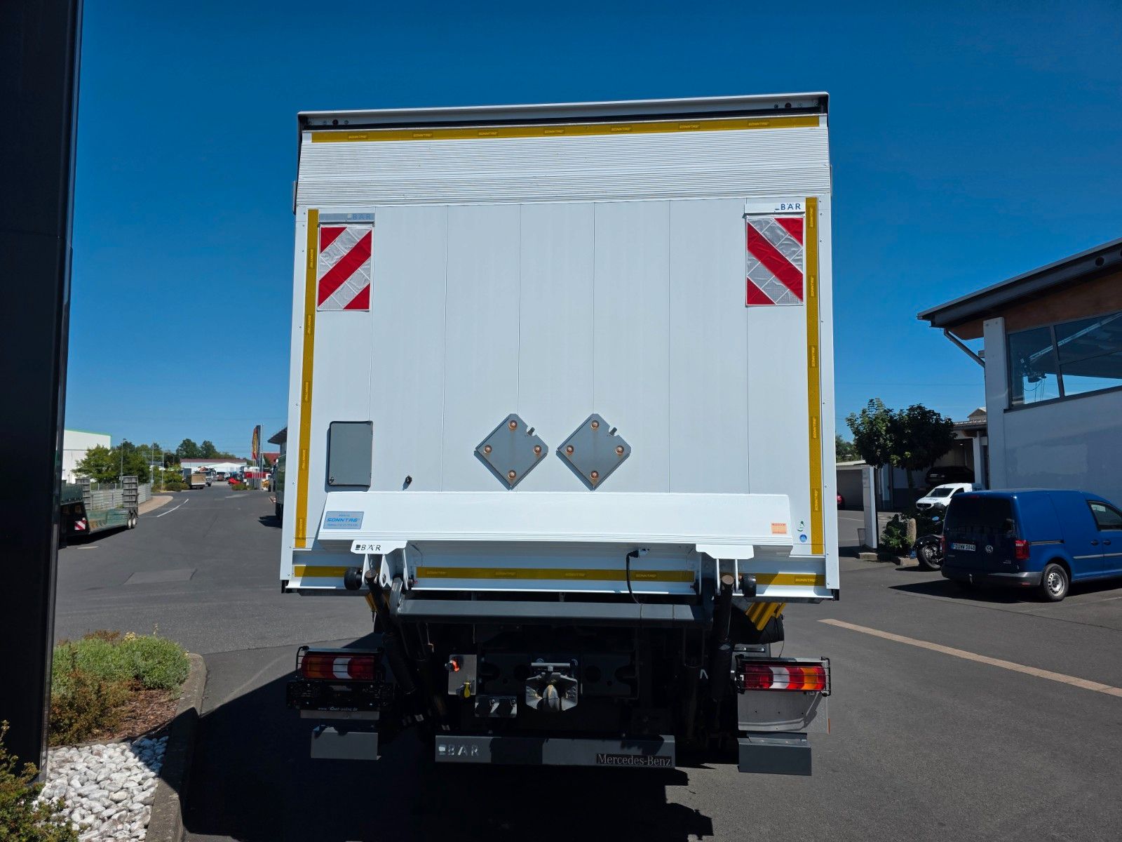 Fahrzeugabbildung Mercedes-Benz Arocs 1827 A 4x4 LBW Tür+Treppe Schalter