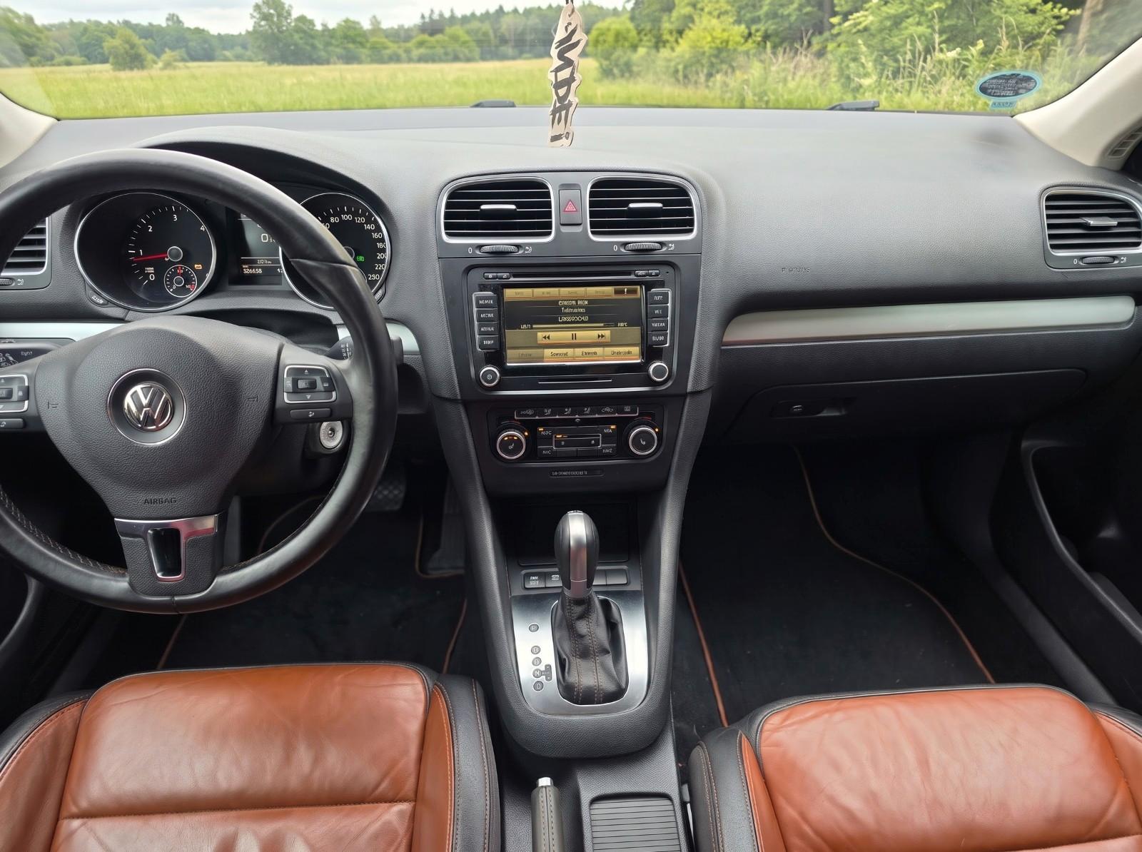 Volkswagen Golf 2012 — rear view