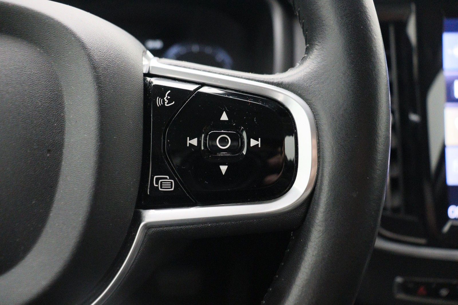 Fahrzeugabbildung Volvo V90 D4 2.0 Kombi Momentum ACC  LED KAMERA