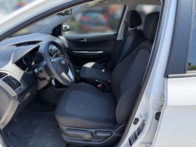 Fahrzeugabbildung Hyundai i20 FIFA World Cup Edition 1.2 +RADIO+CD+SERVOLE