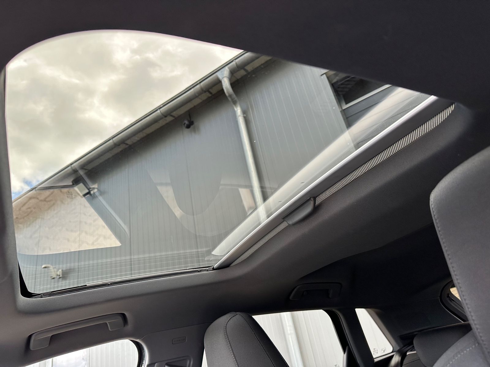Fahrzeugabbildung Audi A3 35 TDI SpB S-Line NAV+LED+PANO+17ZOLL