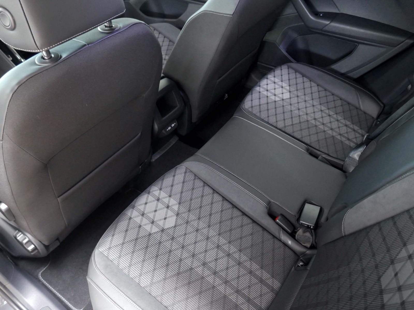 Fahrzeugabbildung Volkswagen T-Cross R-Line 1.0 TSI | LED RFK ACC Navi