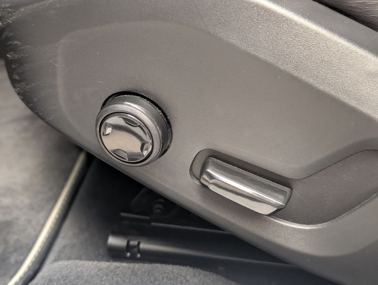 Fahrzeugabbildung Volvo V60 T8 R-Design AWD H/K Cam HUD StHz Pano AHK