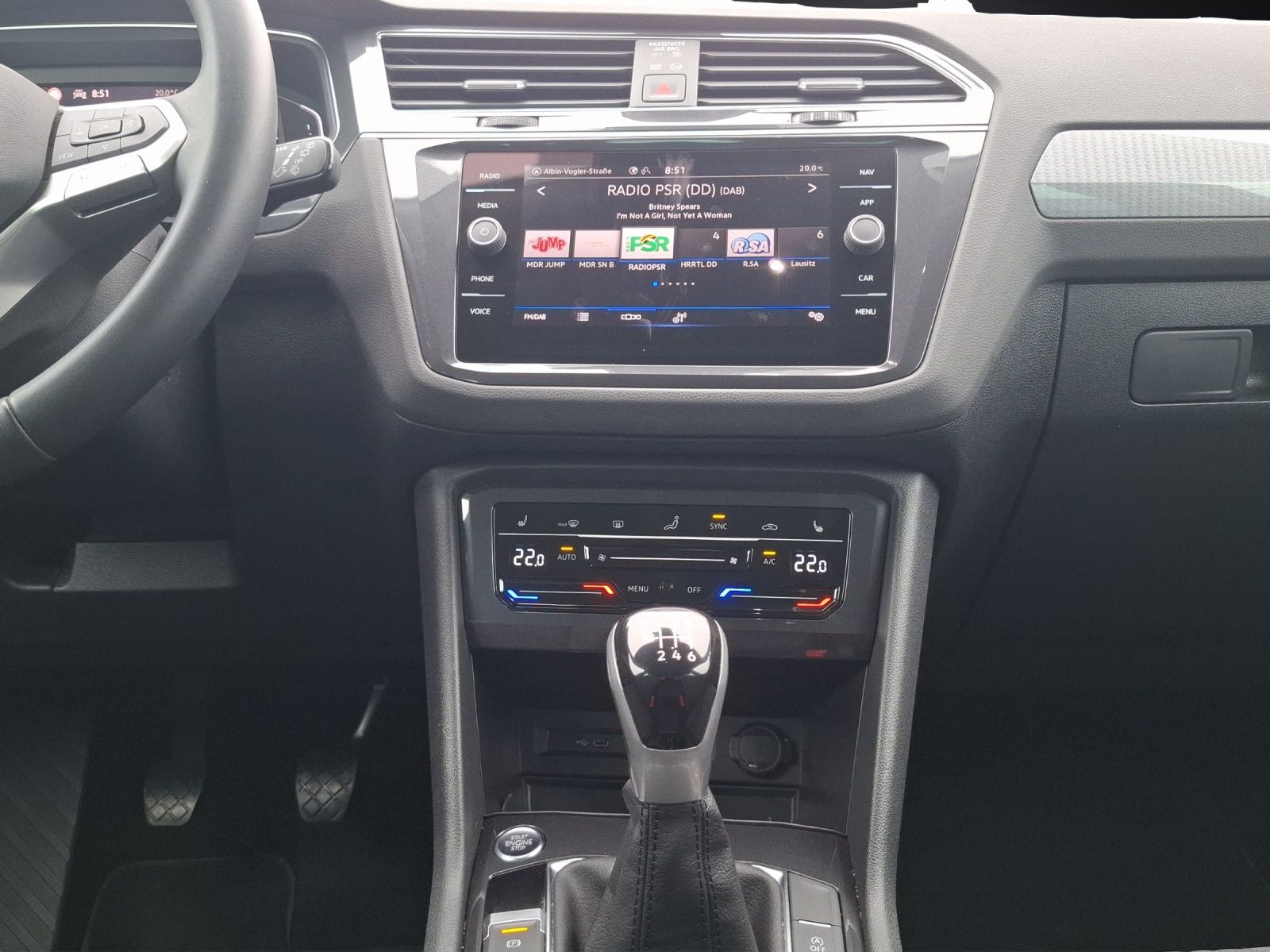 Fahrzeugabbildung Volkswagen Tiguan TSI Life LED Navi AID ACC PDC SHZ