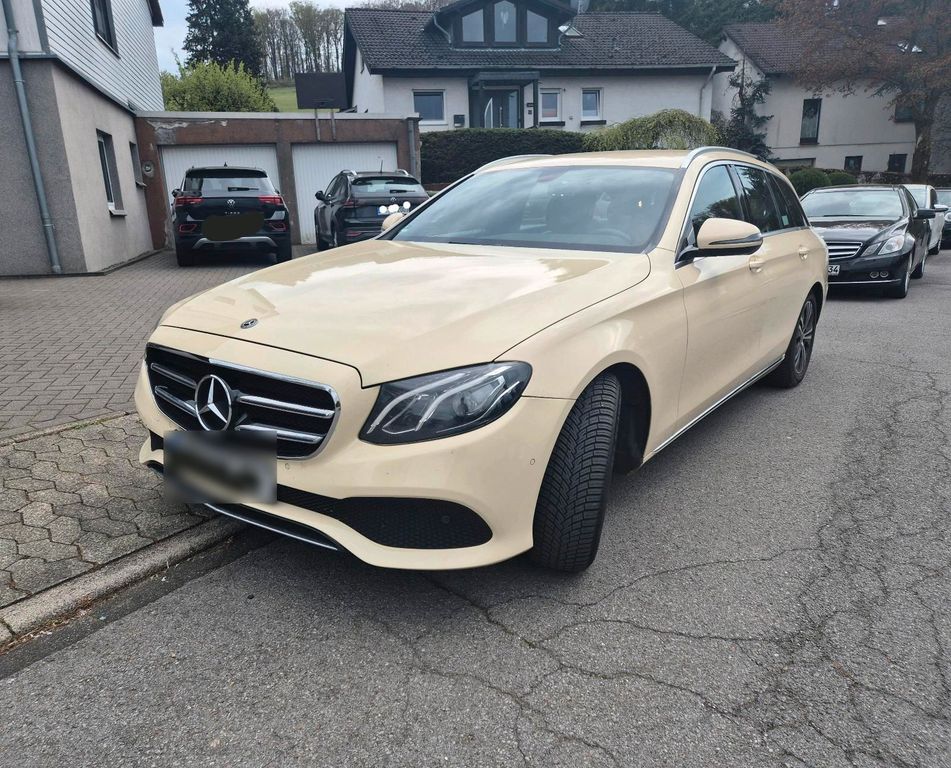 Image of Mercedes-Benz E 220