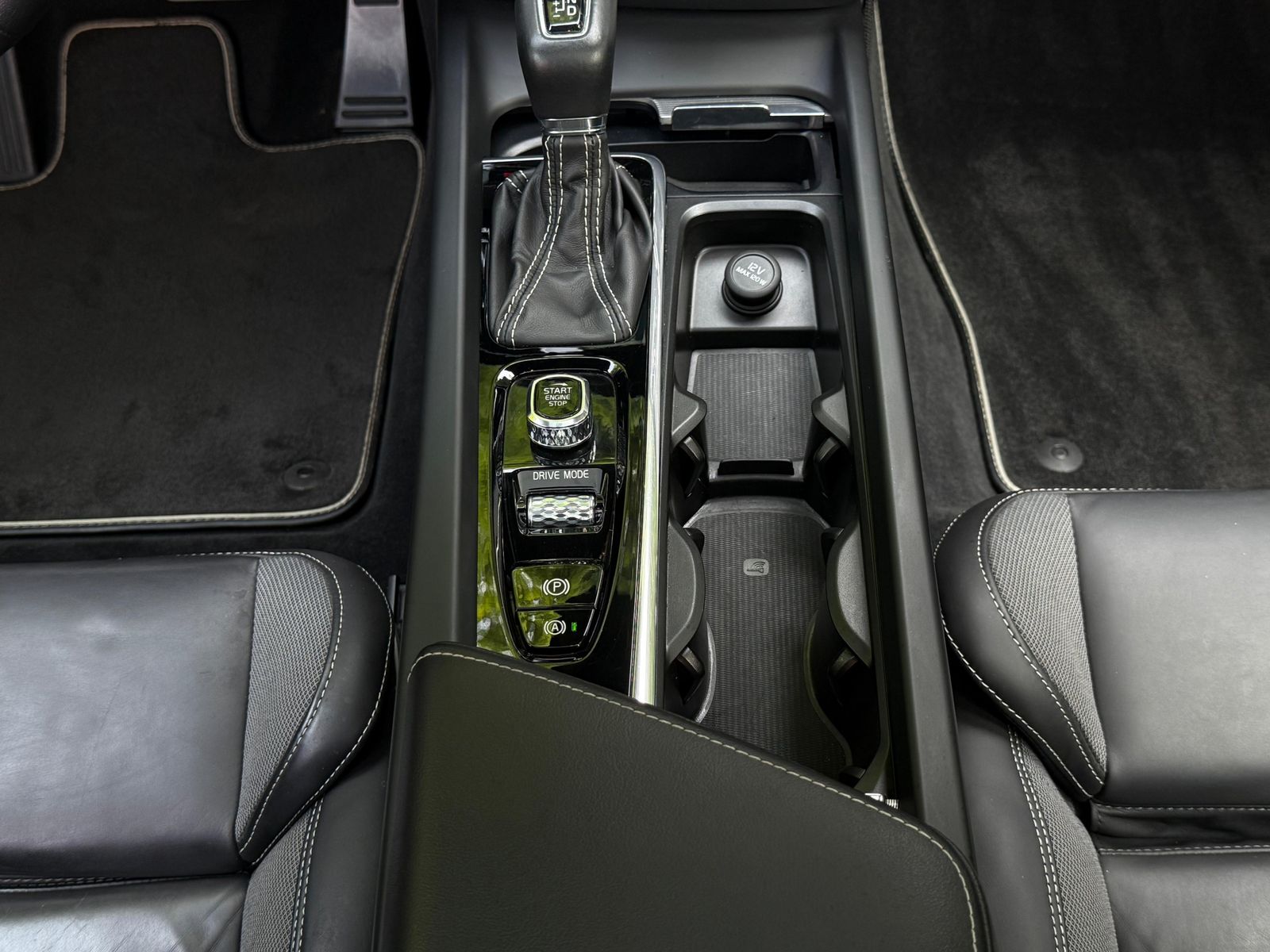 Fahrzeugabbildung Volvo V60 D4 Aut. R Design LED+NAV+AHK+SHZ+PANO+360°+