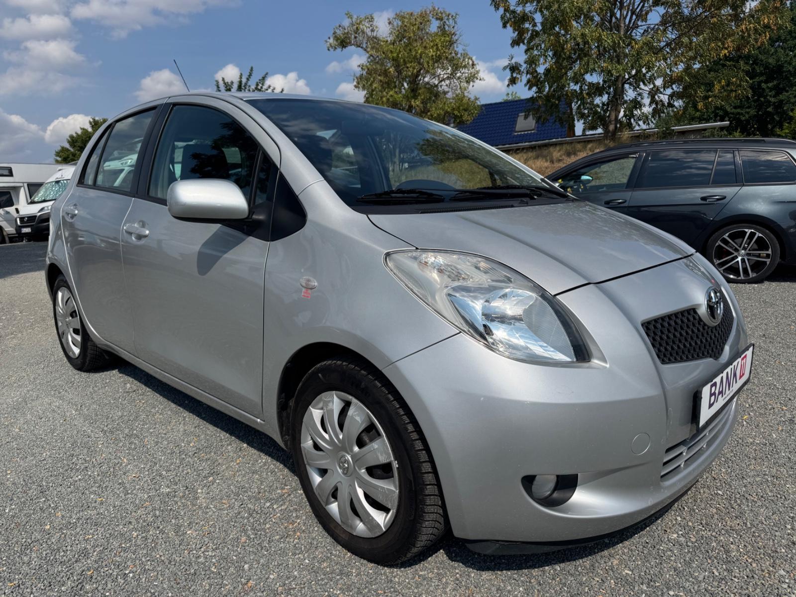 Toyota Yaris Sol 1,3-l-VVT-i KLIMA/AHK/TÜV NEU !!