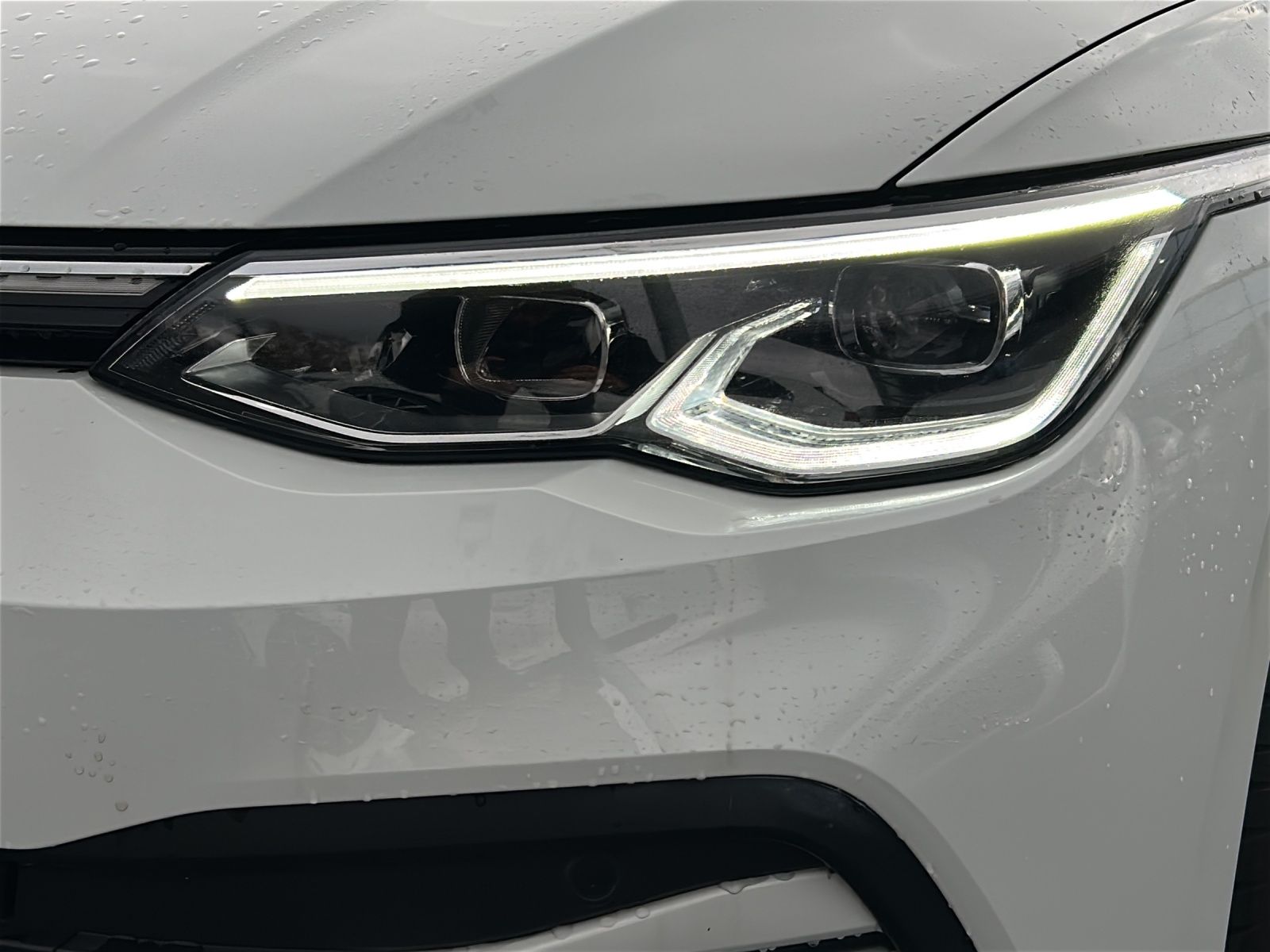 Fahrzeugabbildung Volkswagen Golf VIII TSI Active LED AHK Navi AID ACC RFK SH