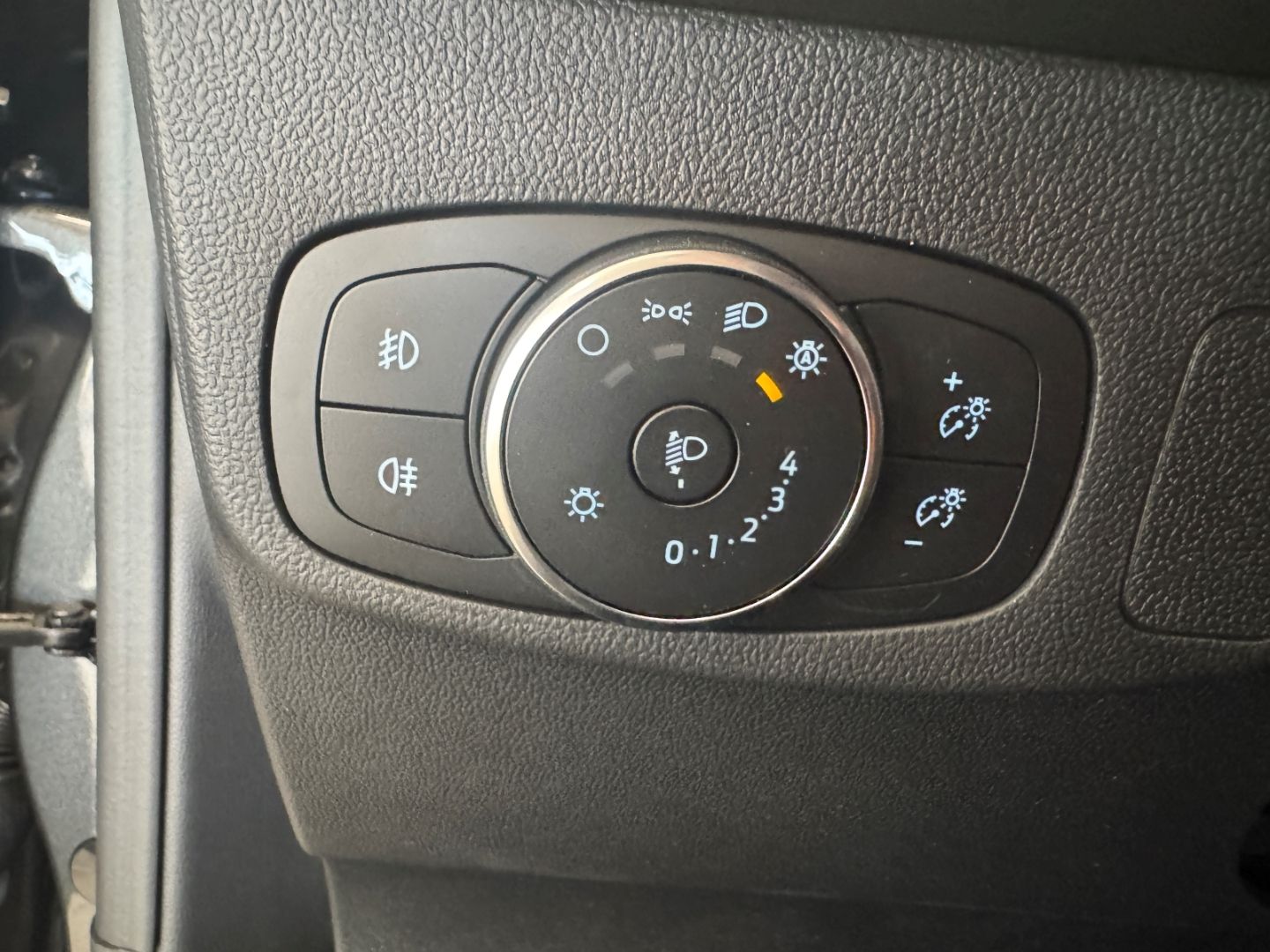 Fahrzeugabbildung Ford Focus Turnier ST-Line X B&O 18'' LED ACC Kamera