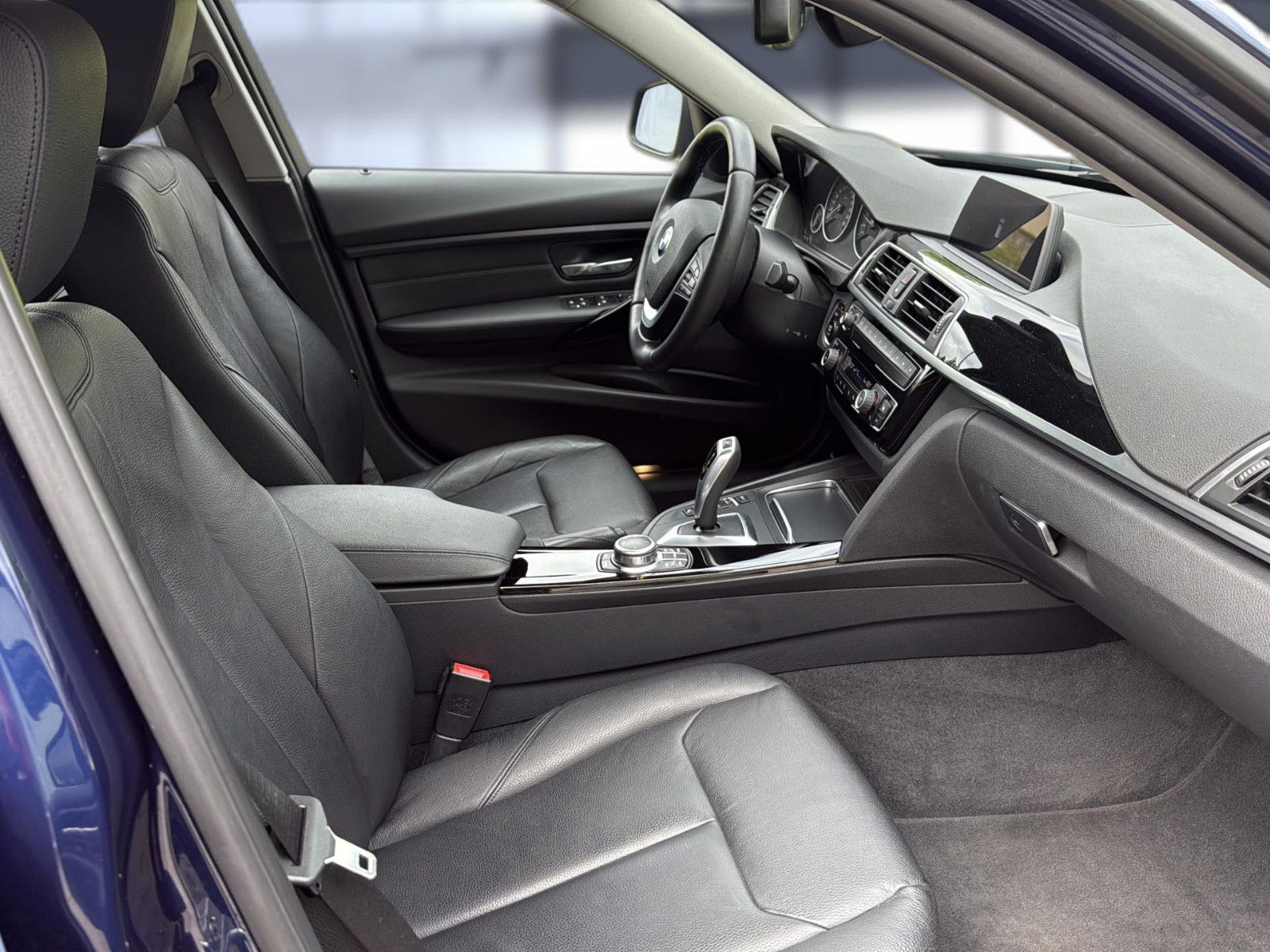 Fahrzeugabbildung BMW 320 i Touring / AHK / unfallfrei