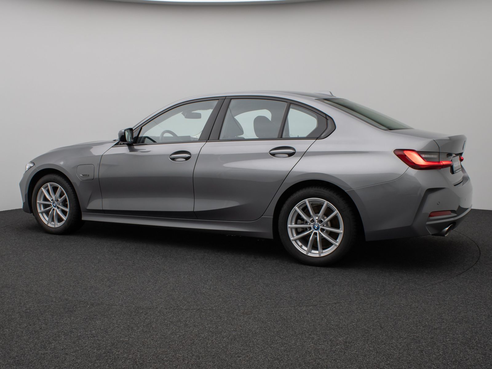 Fahrzeugabbildung BMW 320e DAB HUD Komfort LED Sport Stop&Go 17Zoll