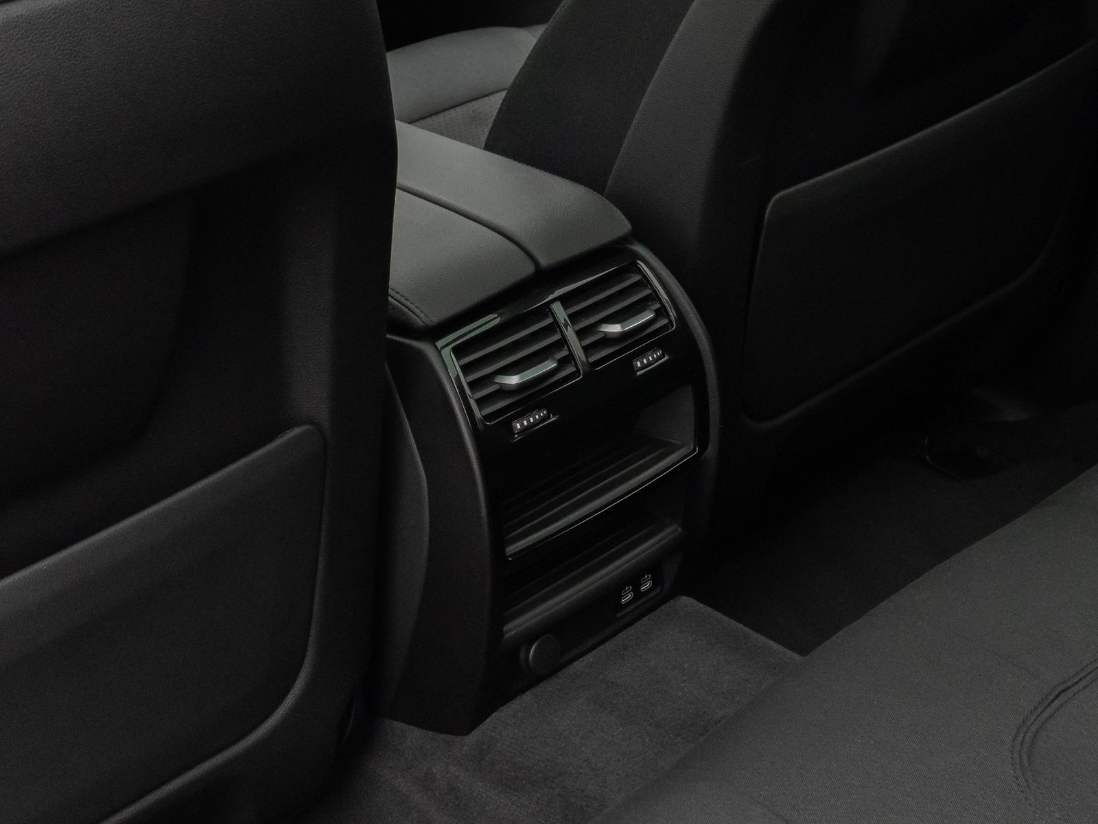Fahrzeugabbildung BMW 530e xD Panorama Kamera CockPiPro DAB Alarm LED