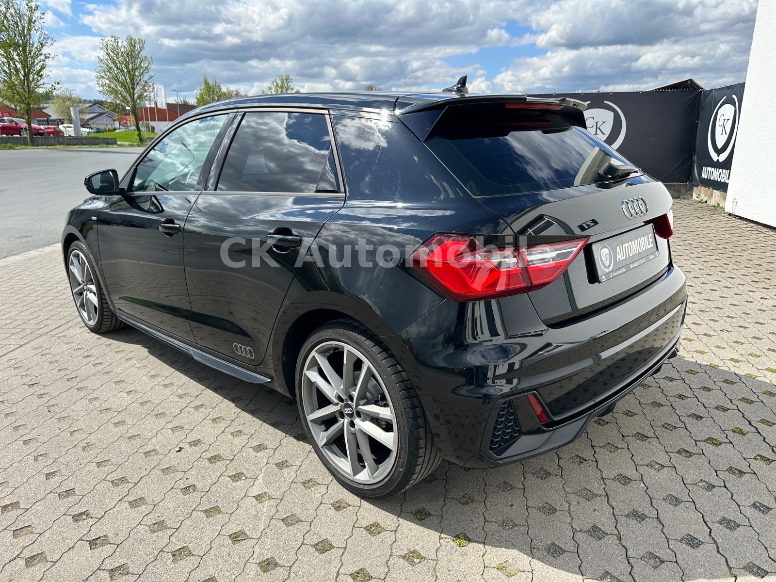 Fahrzeugabbildung Audi A1 Sportback 30 TFSI DSG S-Line/MMI Plus/PDC