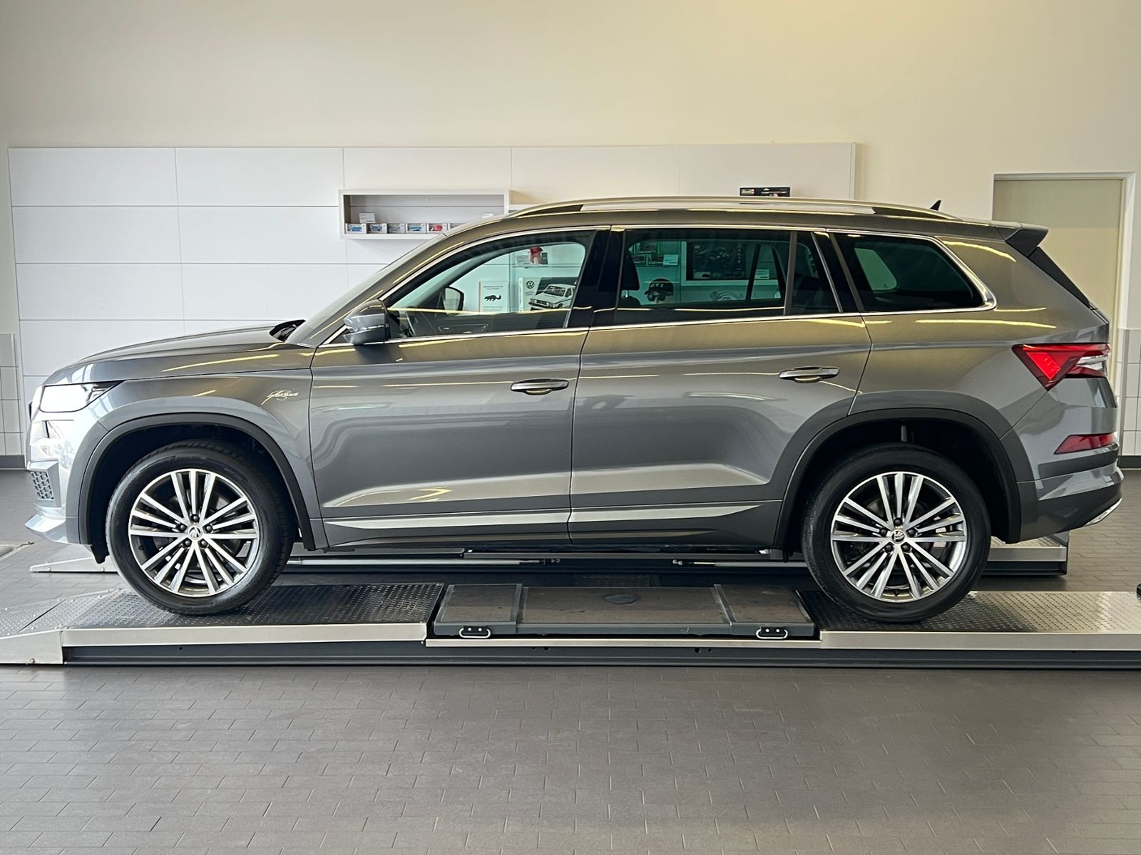 Fahrzeugabbildung SKODA Kodiaq FL L&K 2.0 TDI DSG 4x4 *AHK, LED, ACC, Co