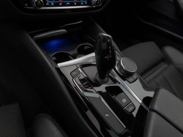 Fahrzeugabbildung BMW 520d SportLine Kamera Panorama HUD H/K AHK LED