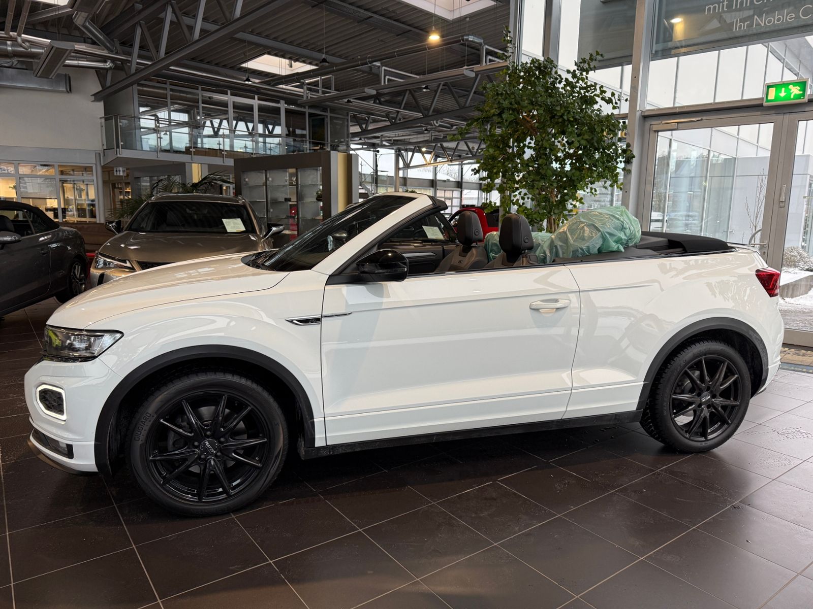 Fahrzeugabbildung Volkswagen T-Roc Cabrio R-Line Black AHK BEATS 8-FACH BEREI