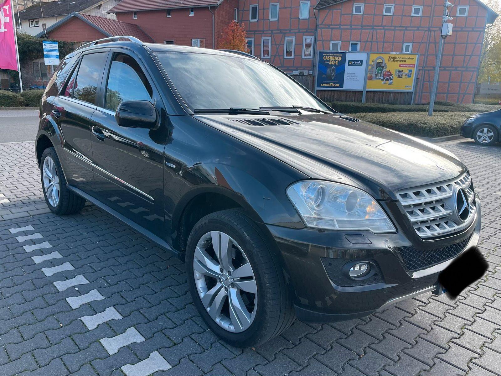 Mercedes-Benz ML300 2009 — rear view