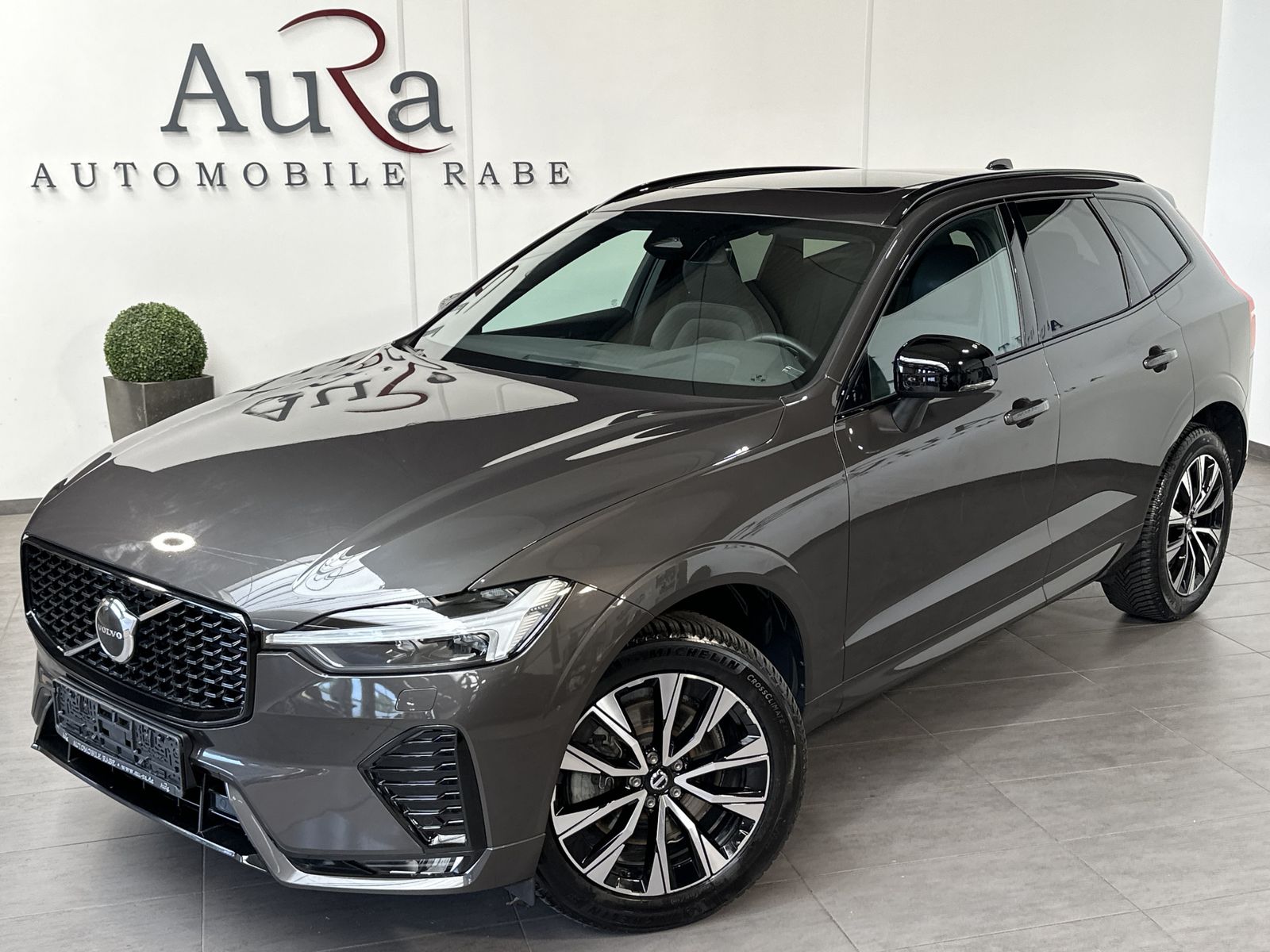 Fahrzeugabbildung Volvo XC60 B4 D AWD Plus Dark NAV+LED+AHK+H&K+PANORAMA
