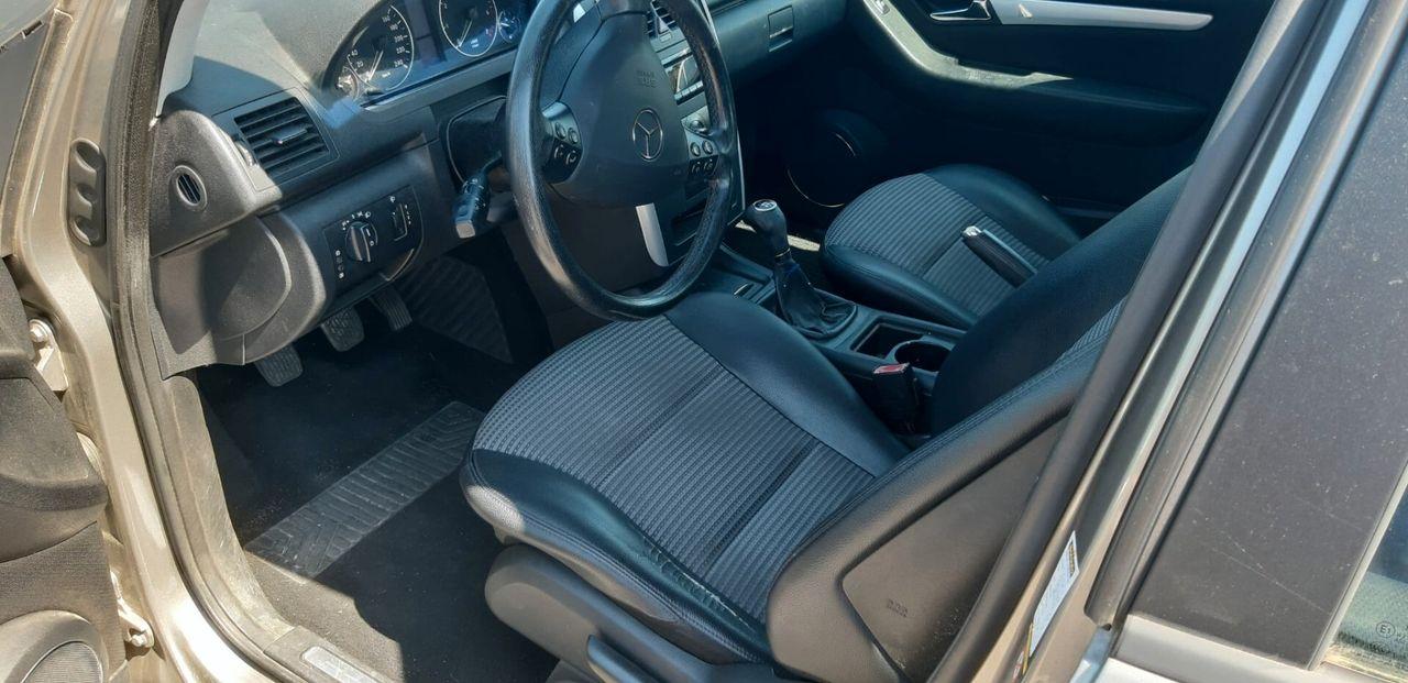 Mercedes-Benz A170 2005 — interior