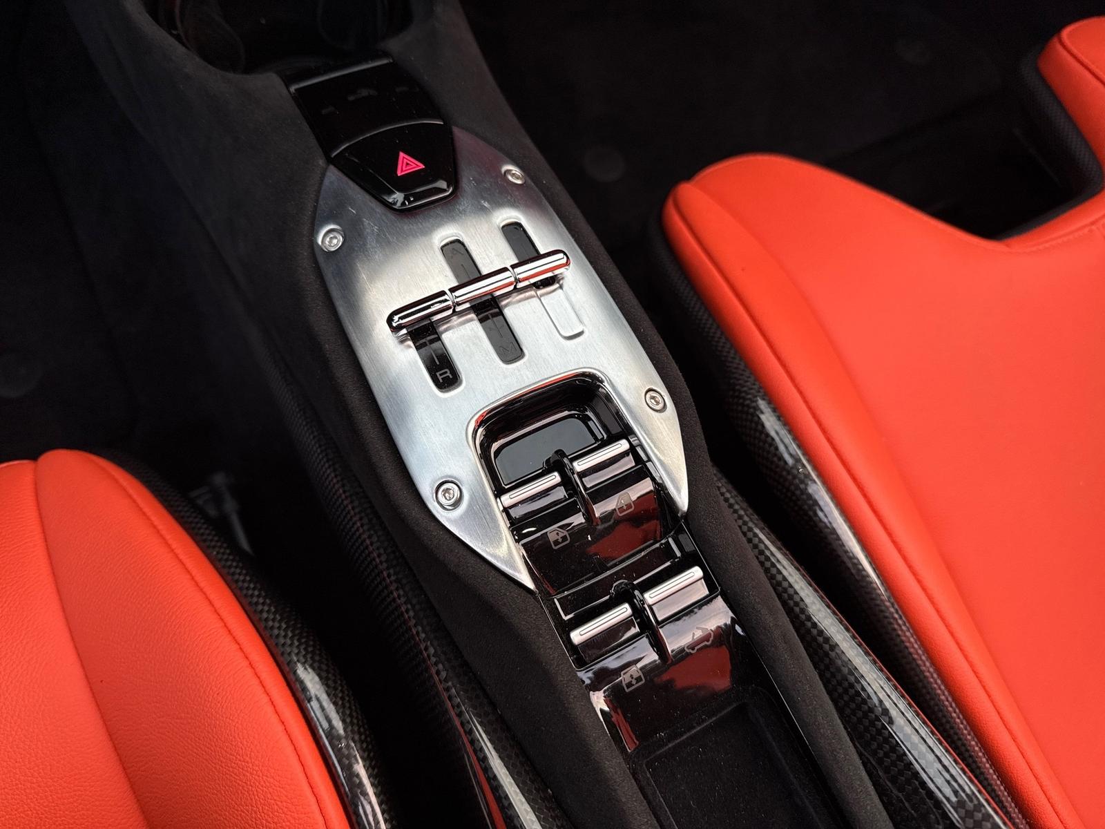 Ferrari SF90 Spider *Embleme*Navi*PDC*Klima*Leder*