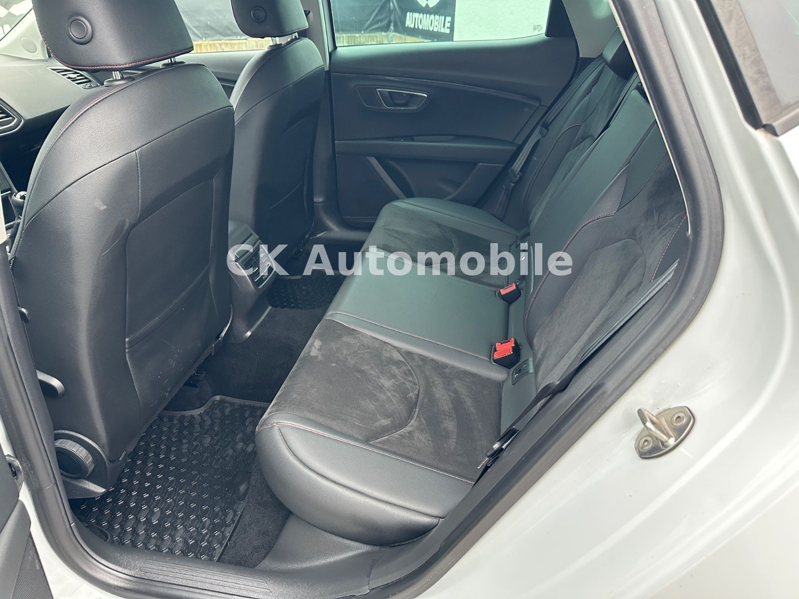 Fahrzeugabbildung SEAT Leon FR 2.0 TDI/Navi/LED/Alcantara/SHZ/PDC