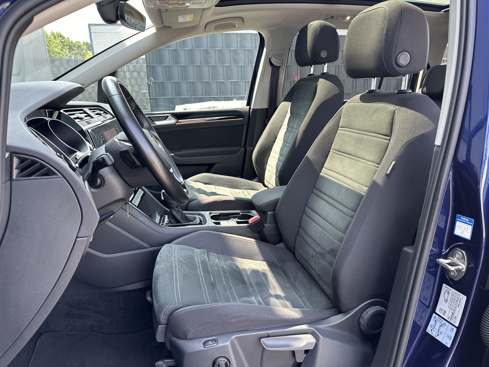 Fahrzeugabbildung Volkswagen Touran 2.0 TDI DSG Highline NAV+LED+ACC+PANORAMA