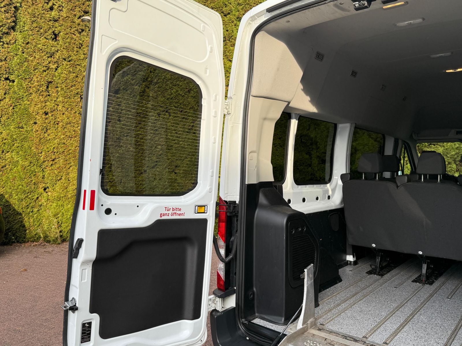 Fahrzeugabbildung Ford Transit 2.0TDCi 350 L3H3 9-Sitz+ROLLSTUHLRAMPE+