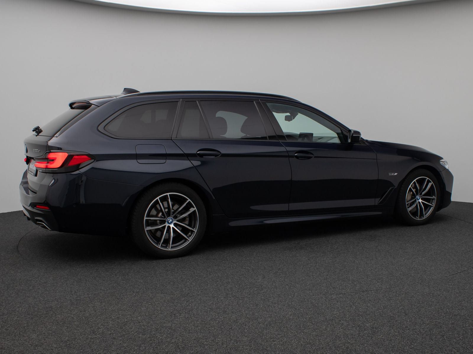 Fahrzeugabbildung BMW 530e M Sport Panorama Kamera DAB HiFi Alarm LED