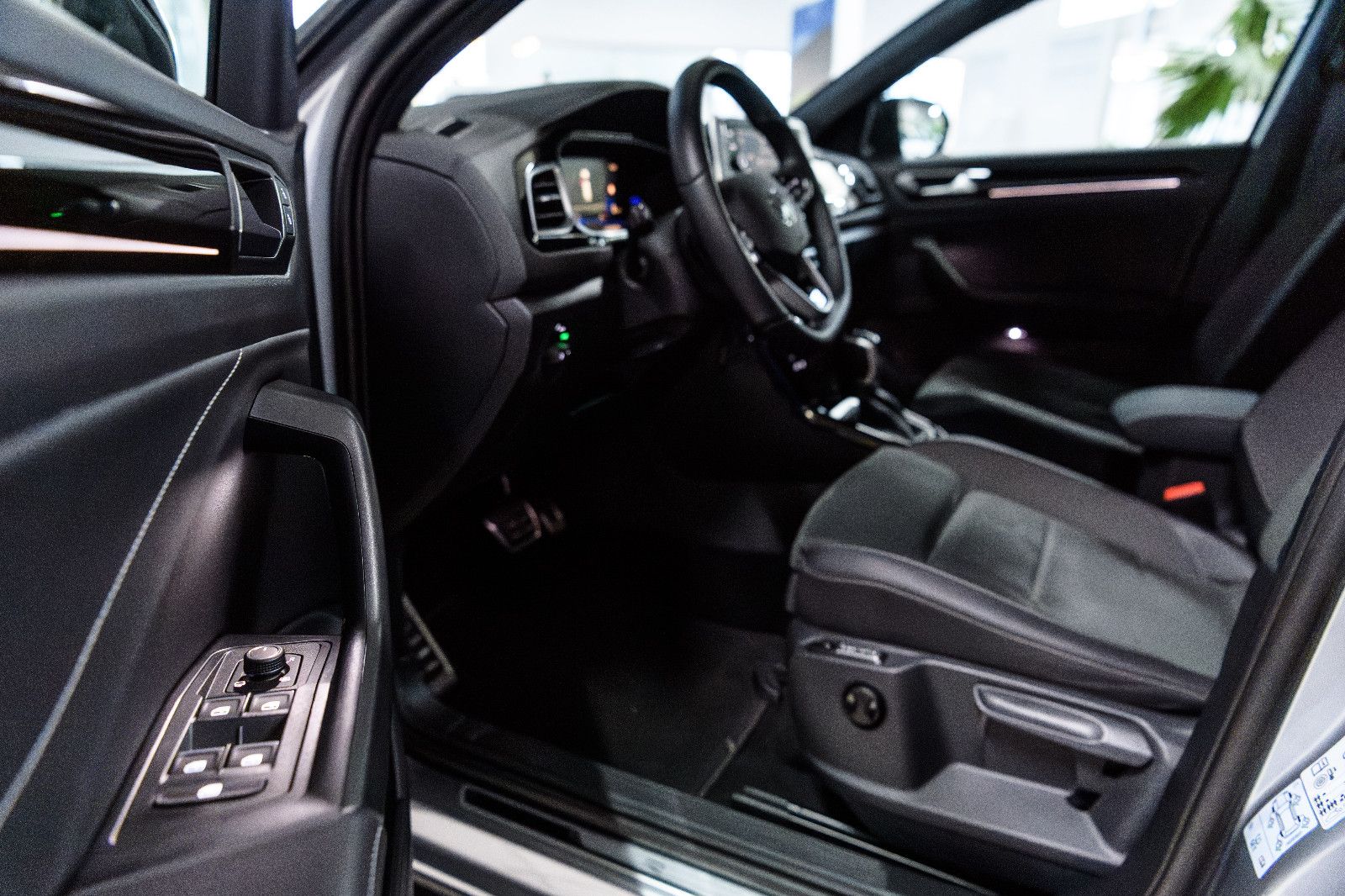 Fahrzeugabbildung Volkswagen T-Roc R-Line 1.5 TSI DSG LED+AHK+NAVI+ACC+KAMERA