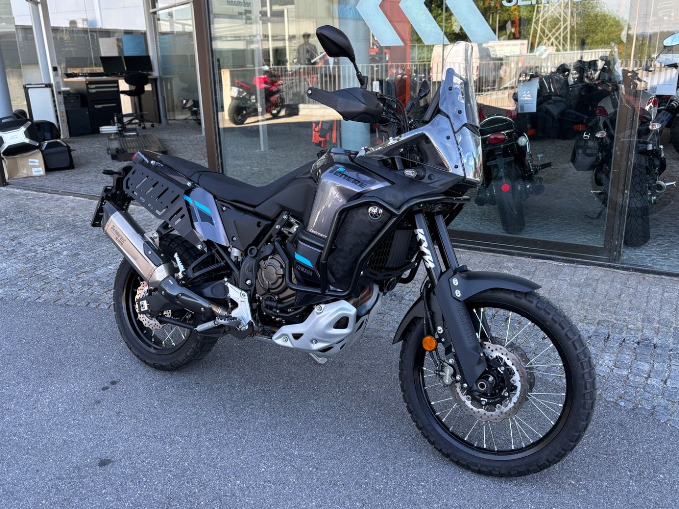 Fahrzeugabbildung Yamaha XTZ 700 Tenere World Raid Modell 2024 Akrapovic
