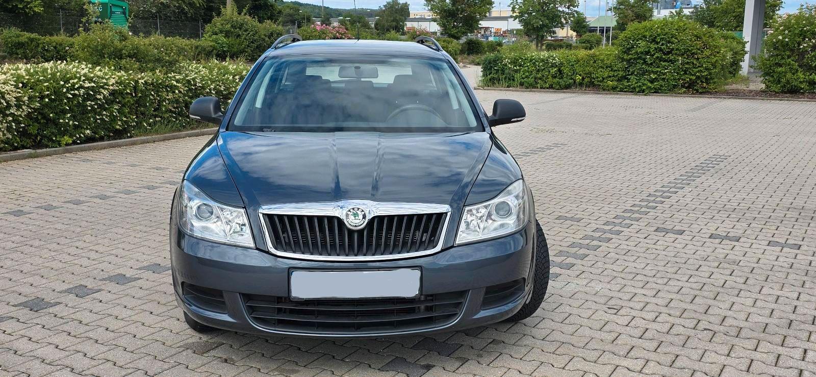 Skoda Octavia 2009 — rear view