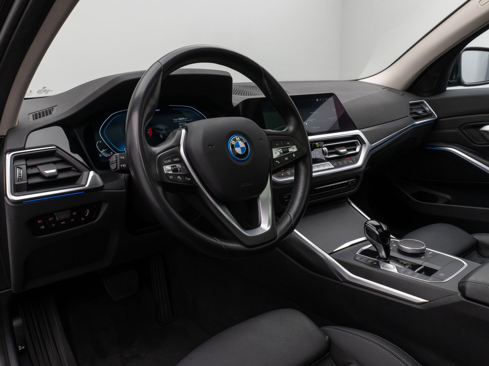 Fahrzeugabbildung BMW 330e xD Sport Line Panorama DAB HiFi Stop&Go AHK