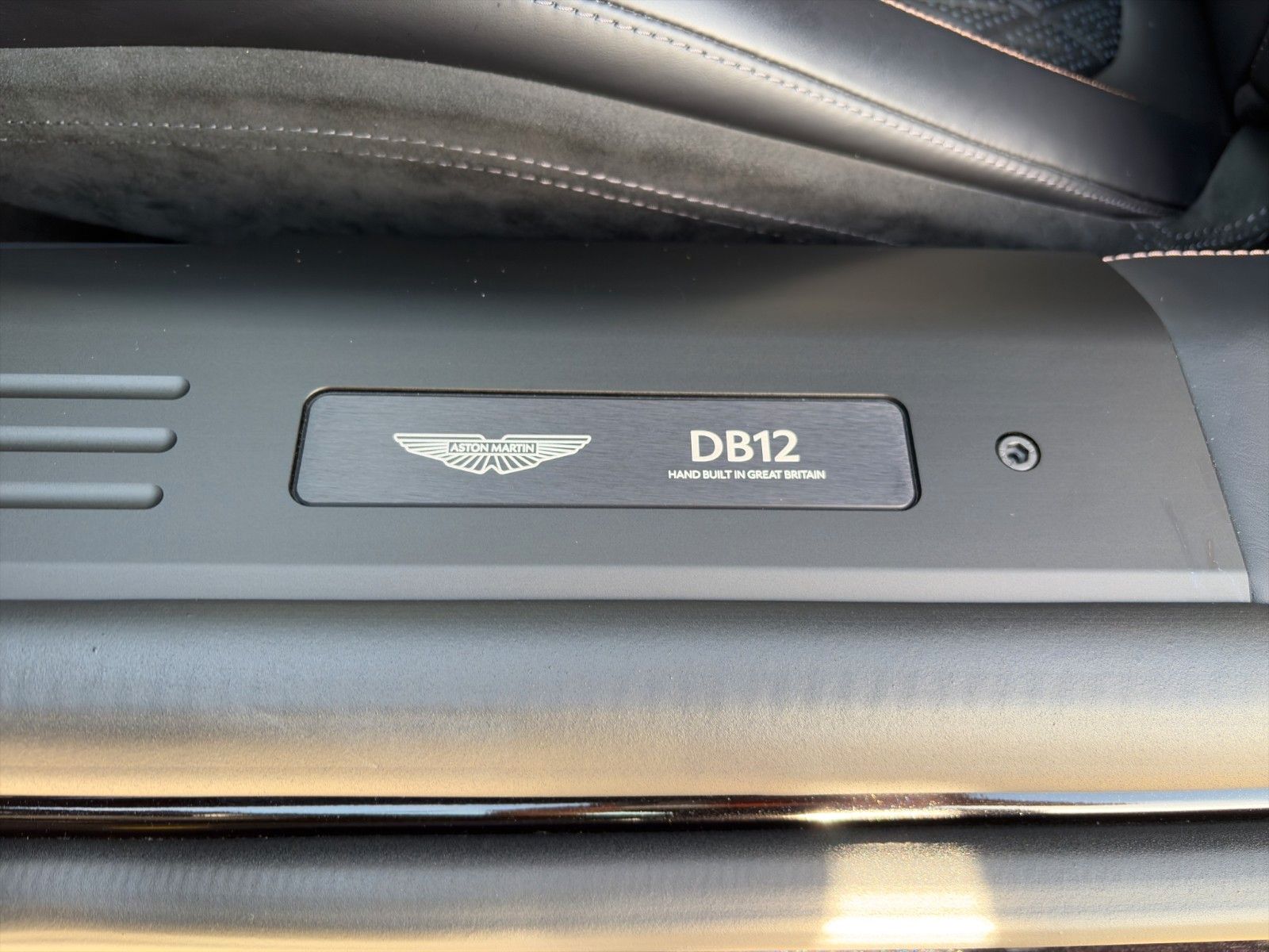 Fahrzeugabbildung Aston Martin DB12 4.0 V8 Volante PPF Bowers & Wilkins