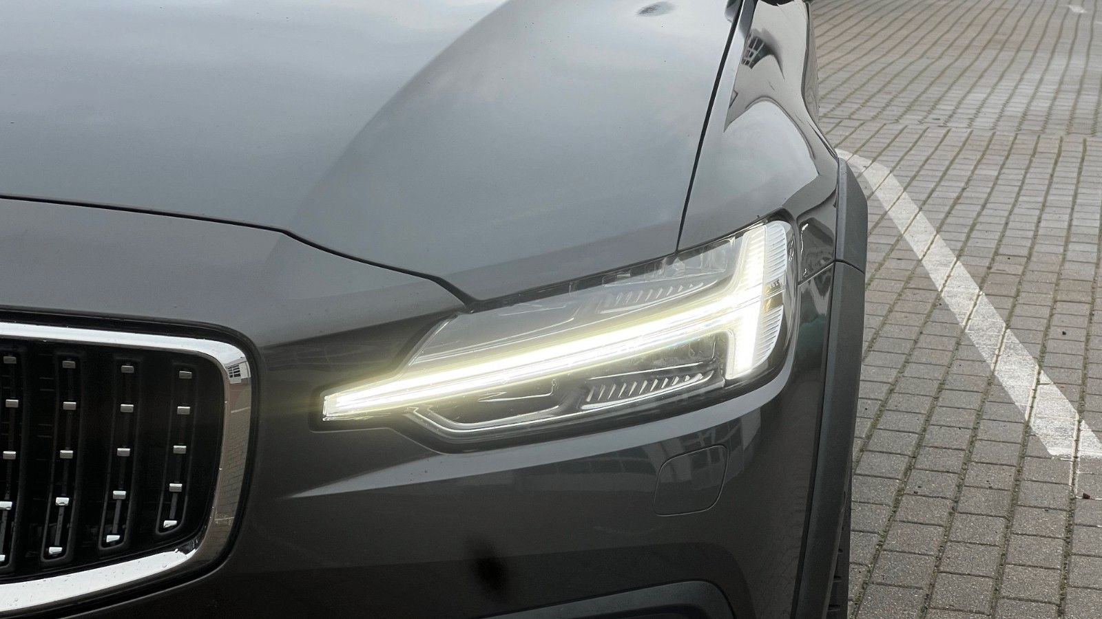 Fahrzeugabbildung Volvo V60 B4 CC Ultimate AWD*B&W*360°*SH*Massage*