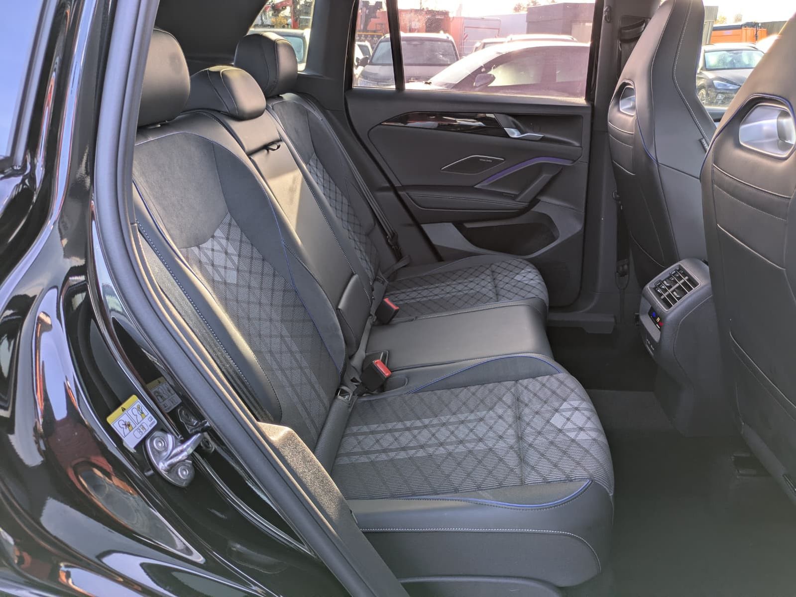 Fahrzeugabbildung Volkswagen Tiguan 2.0TDI R-Line 4M Pano Black Matrix AHK 20