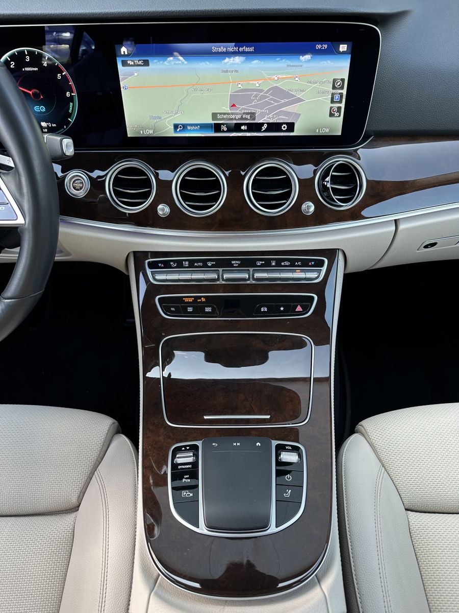 Fahrzeugabbildung Mercedes-Benz E 300de T 4Matic Avantgarde NAV+LED+AHK+DISTRONI