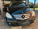 Mercedes-Benz Auto Mercedes - Mercedes-Benz 190 mit Benzin-Antrieb: mit Klimaanlage