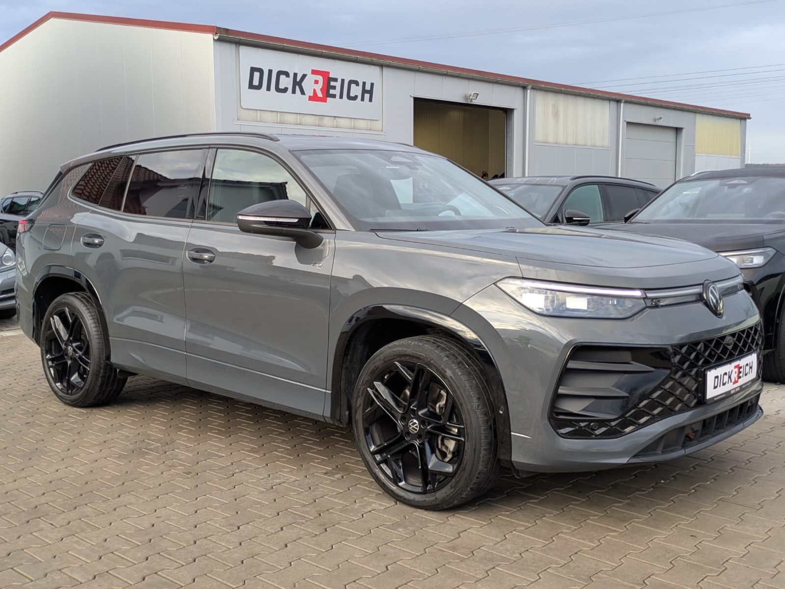 Fahrzeugabbildung Volkswagen Tayron 2.0 TDI 4M R-Line BLACK*7S*IQ*LEDER*PANO