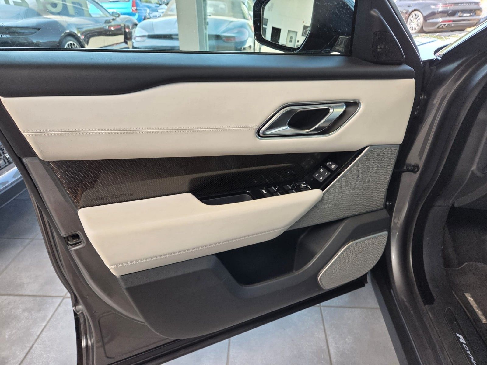 Fahrzeugabbildung Land Rover Range Rover Velar First Edition
