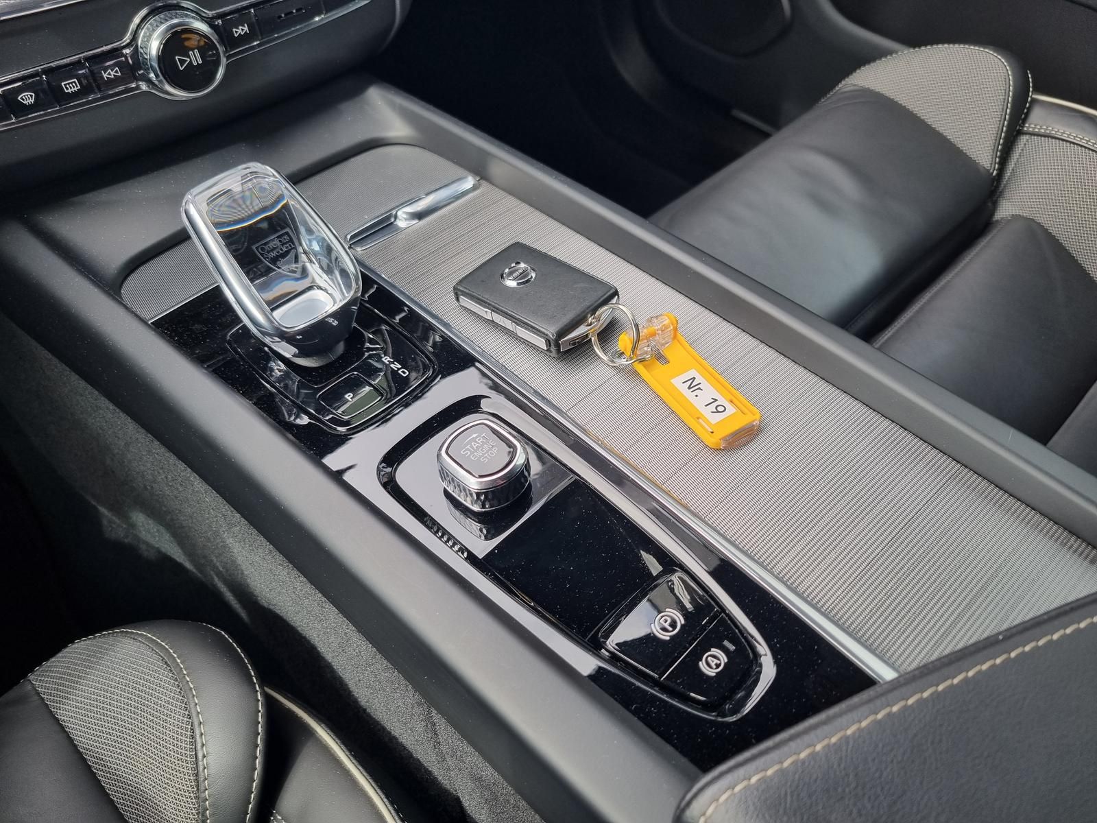 Fahrzeugabbildung Volvo XC60 B4 Diesel AWD Plus Dark 'AHK'