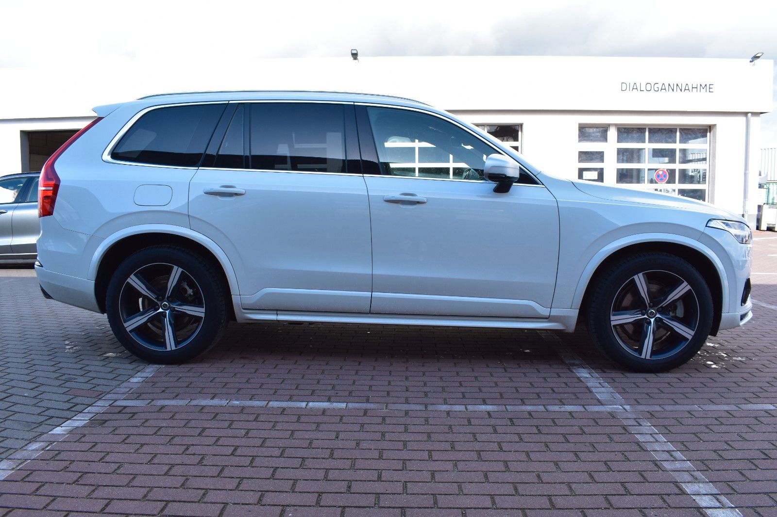 Fahrzeugabbildung Volvo XC90 D5 R Design*STHZ*PANO*RFK*LED*NAV*