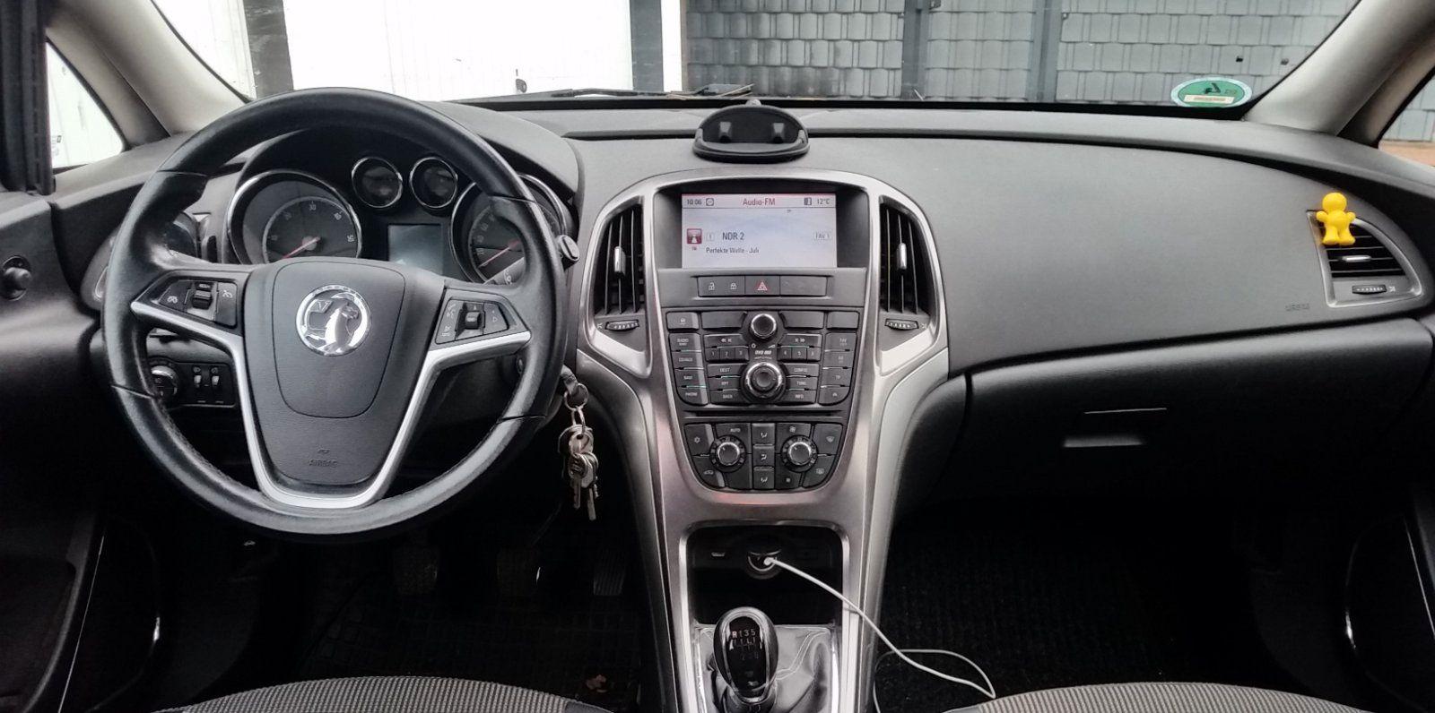 Opel Astra 2011 — photo 7