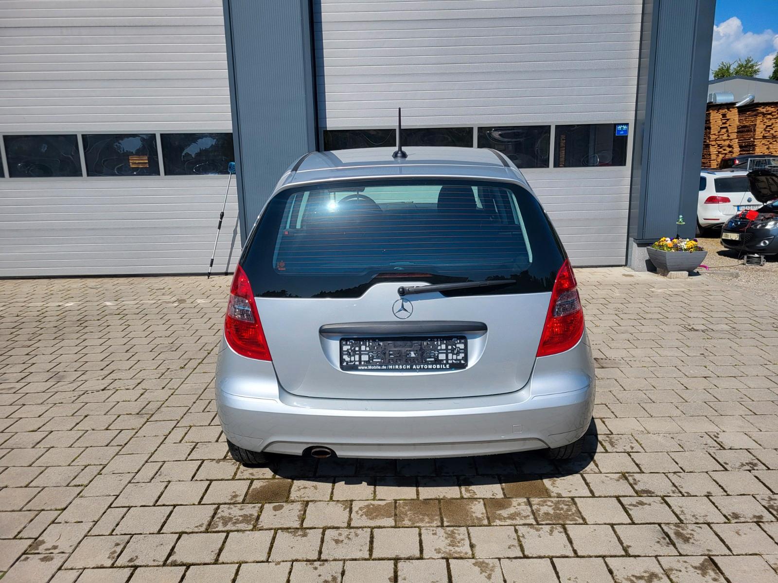 Mercedes-Benz A180 2011 — interior
