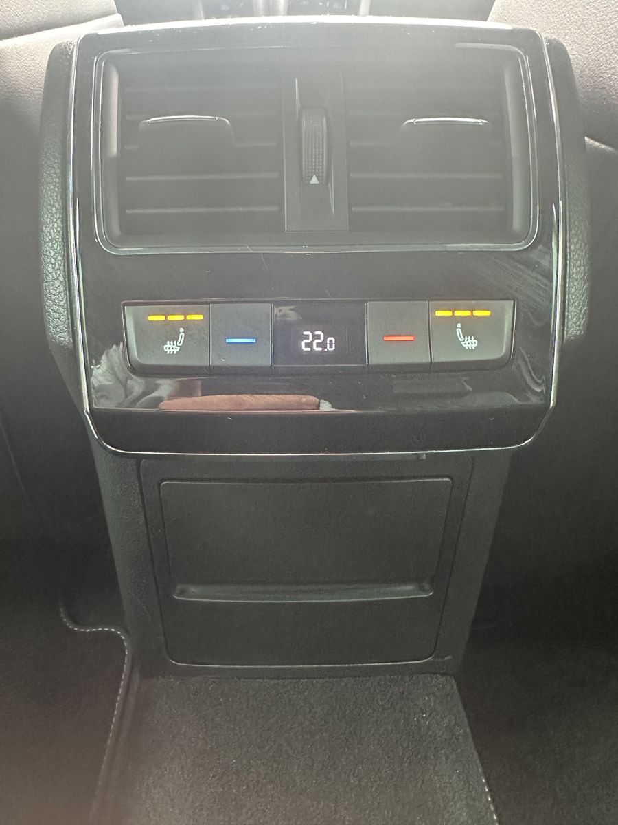 Fahrzeugabbildung SKODA Superb Combi L&K NAV+LED+360°+AHK+MEMORY+18ZO+VC