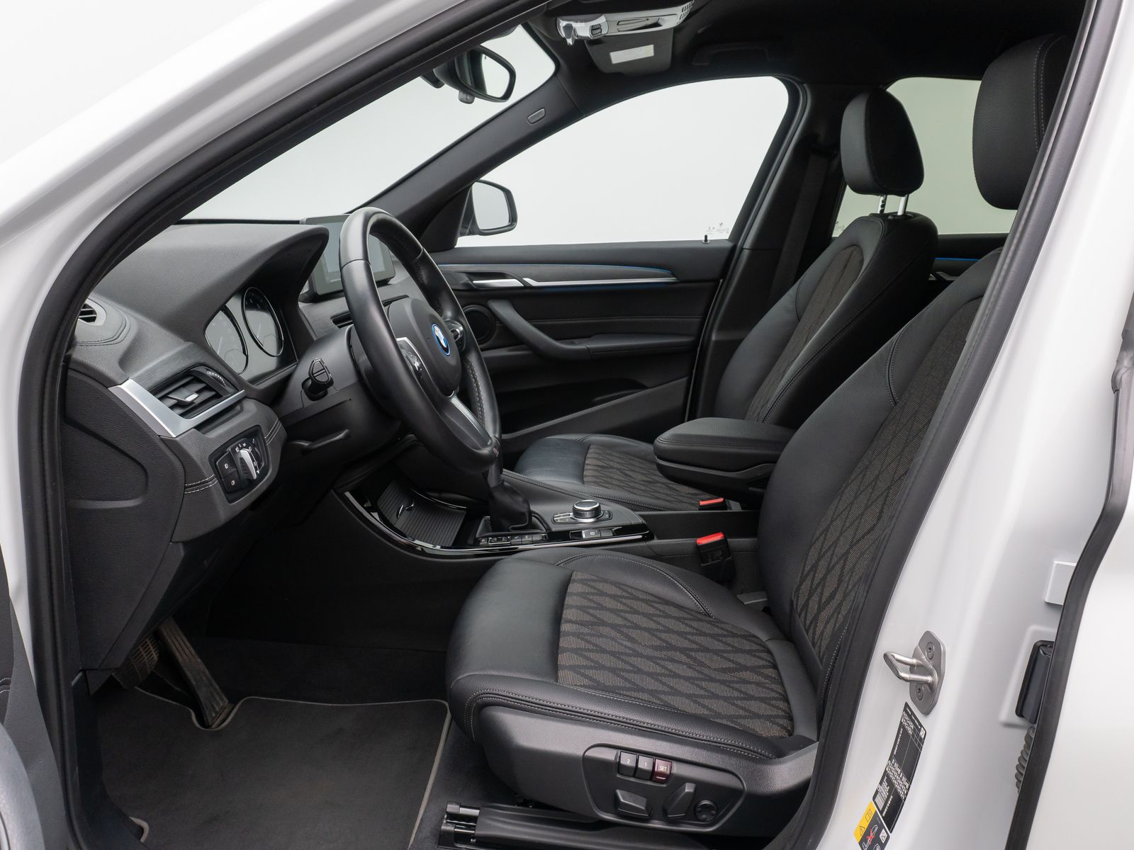 Fahrzeugabbildung BMW X1 xD25e xLine HUD Navi+ HiFi DAB Kamera 19Zoll
