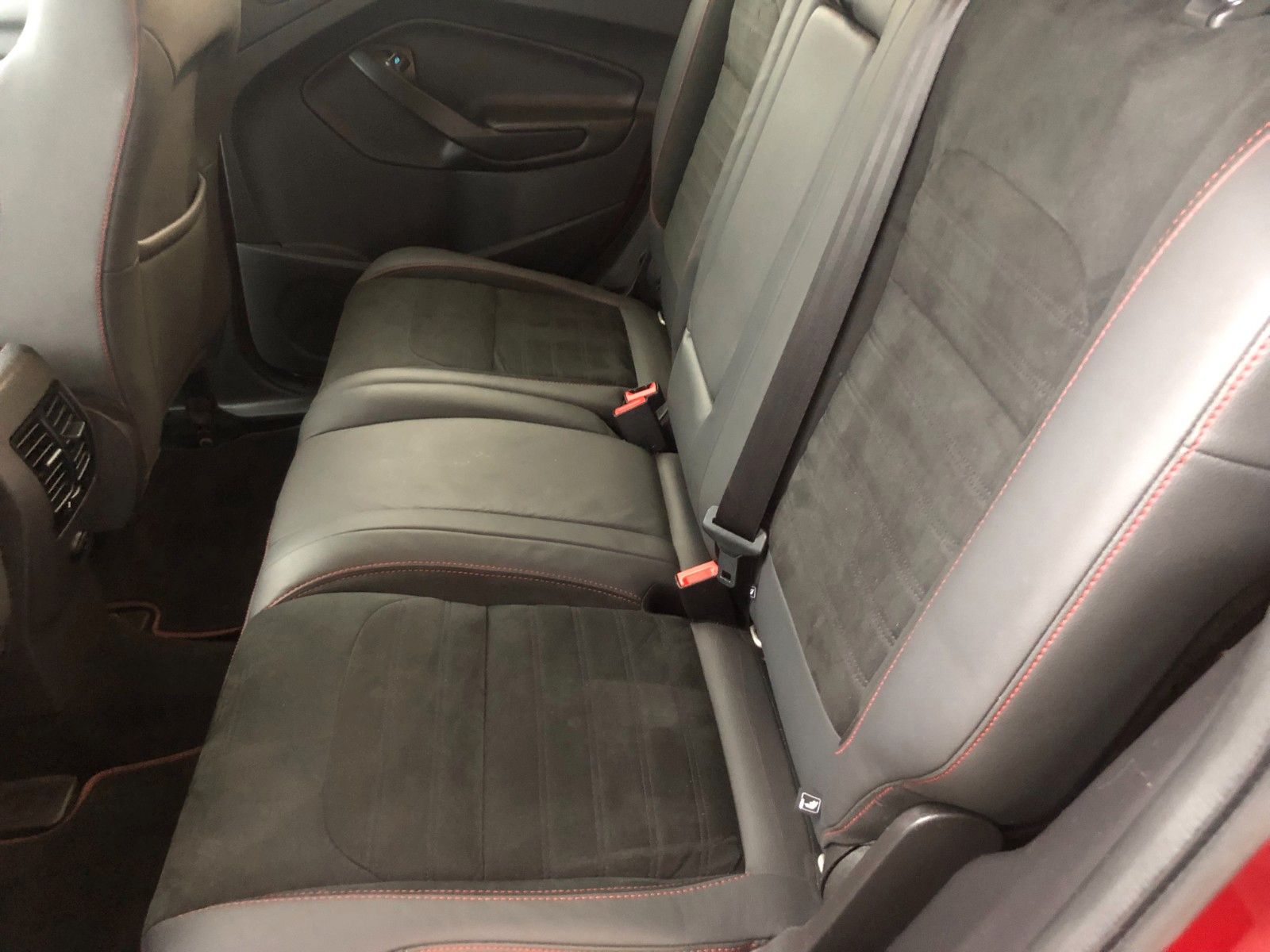 Fahrzeugabbildung Ford Kuga ST-Line 1.6 Automatik / Schiebedach