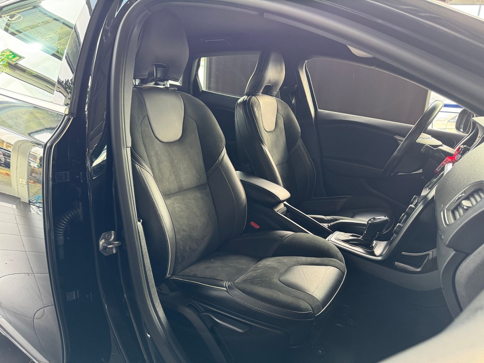 Fahrzeugabbildung Volvo V40 T3 Geartronic R Design LED ALU